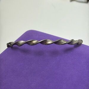 💛 Vintage Silvertone Twist Bangle